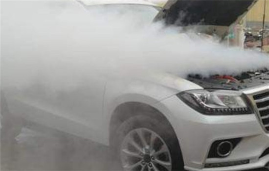 洗車(chē)無(wú)需排隊(duì)等待，使用洗車(chē)蒸汽發(fā)生器在家就能洗車(chē)保養(yǎng)