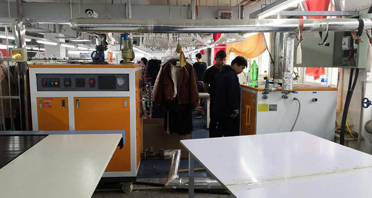 服裝廠要想防止靜電、短碼起毛使用空間加溫加濕蒸汽發(fā)生器